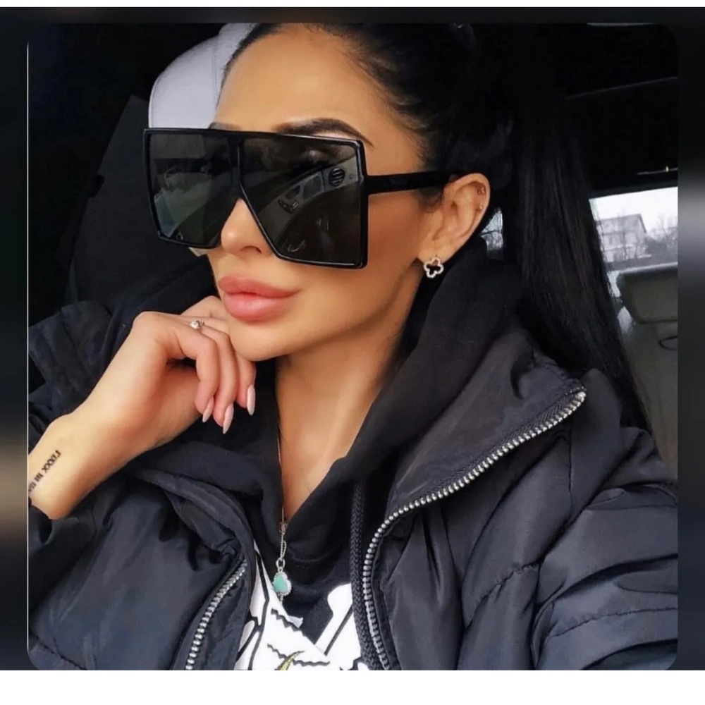 Brand New Black Oversized sunglasses 😎
